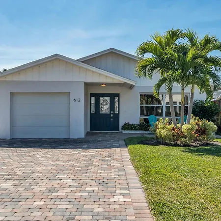 Relax Poolside & Walk Or Bike To The Beach From This Amazing Naples Pool Home! Exterior photo