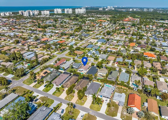 Relax Poolside & Walk Or Bike To The Beach From This Amazing Naples Pool Home!